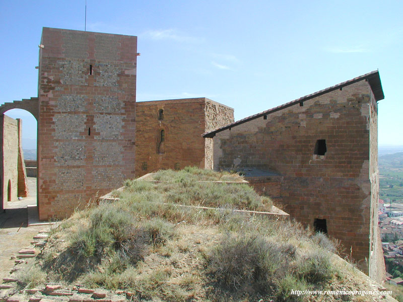 VISTA OESTE DE LAS ESTRUCTURAS SOBRE LA MURALLA SUR